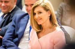 Елена Зеленская в нежно-голубом брючном костюме на модном мероприятии в Нью-Йорке