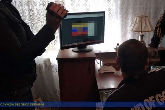 За місцем проживання агітатора правоохоронці виявили комп’ютерну техніку із доказами проведення антиукраїнської діяльності - В Одесі затримали зрадника, який писав антиукраїнські пости у «ВКонтакте»