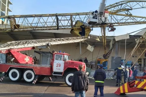 Во Львове на супермаркет рухнул строительный кран 