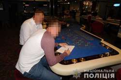 На Оболоні викрили казино, вхід у яке здійснювався через домовленості у мобільних додатках