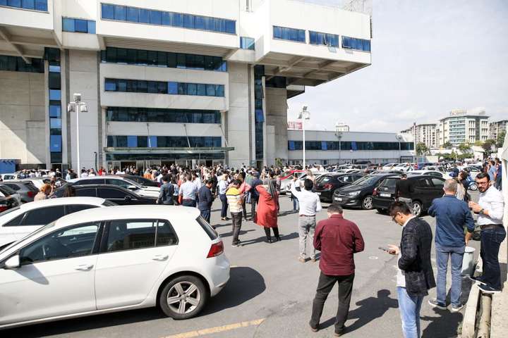 Восемь человек постралали из-зи сильного землетрясения в Стамбуле