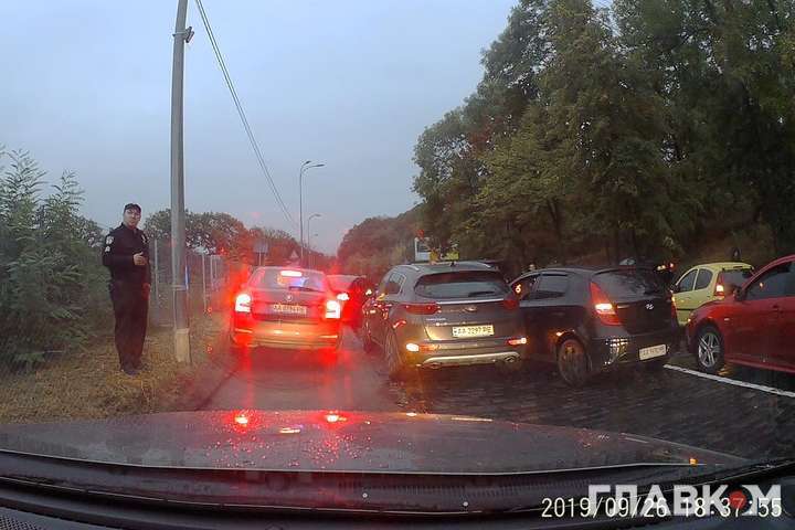 У Києві на Дніпровському узвозі сталося ДТП, рух заблоковано