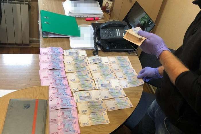 Правоохоронці затримали посадовця на робочому місці під час отримання всієї суми неправомірної вигоди - На Житомирщині чиновник відключив від газу вулицю і вимагав хабара