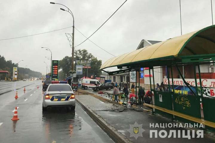 На Киевщине полицейский въехал в остановку, погибла женщина