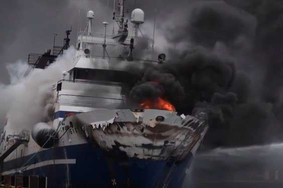 У Норвегії після пожежі затонув російський траулер