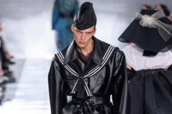 Манекенщик без штанов с зажигательной походкой стал звездой подиума