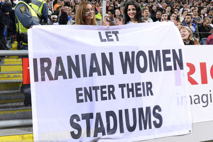 УЕФА рекомендует европейским клубам не играть в странах, где женщин не пускают на стадионы