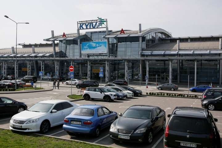 У Києві шукають вибухівку в аеропорту і готелі