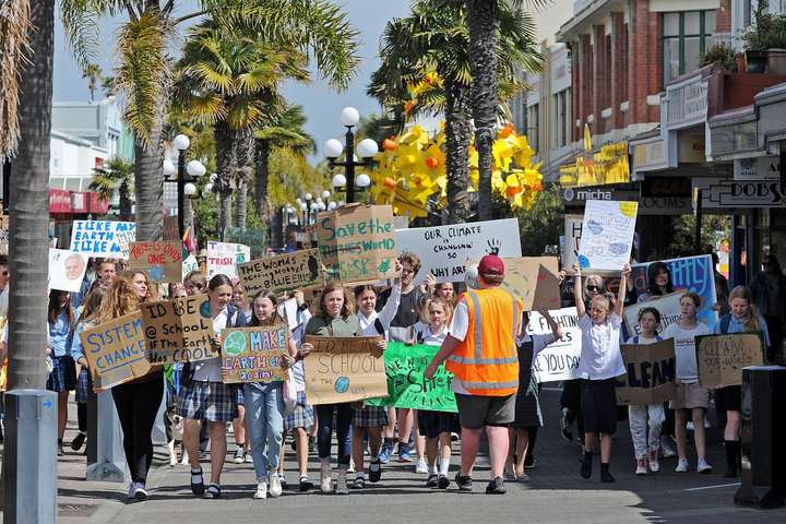 Тысячи жителей Новой Зеландии вышли на митинг в защиту климата