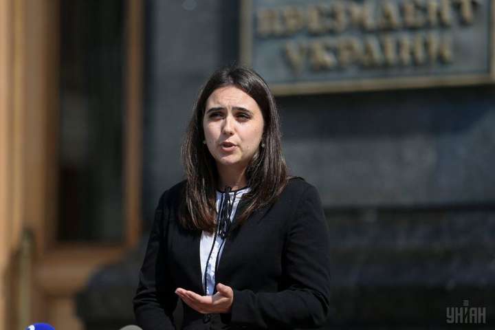 «Я его не толкала»: пресс-секретарь Зеленского прокомментировала инцидент с журналистом
