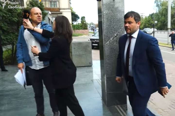 Голова Нацспілки журналістів засудив Мендель, яка відштовхує журналістів