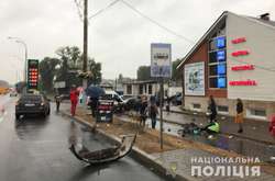 Водій не впорався з керуванням та в’їхав в зупинку, де перебували люди