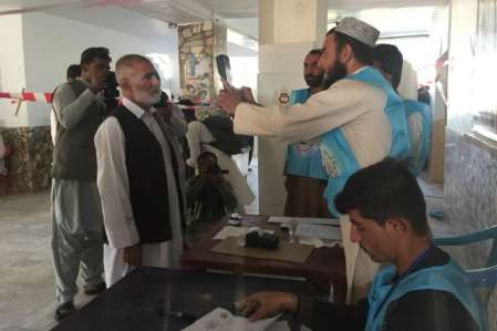 На президентських виборах в Афганістані втрачено зв’язок з понад 800 дільницями