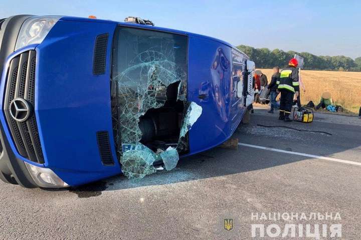 На Черкащині зіткнулися вантажівка з маршруткою: п'ятеро травмованих (фото)