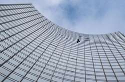 Відомий французький скелелаз Ален Робер піднявся на хмарочос Skyper у Франкфурті-на-Майні