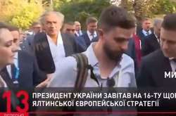 Надо выпить кофе: появилось еще одно видео, как Мендель препятствует работе СМИ