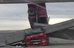 В окупованому Криму самоскид розвалив міст на ділянці траси «Таврида» (відео)