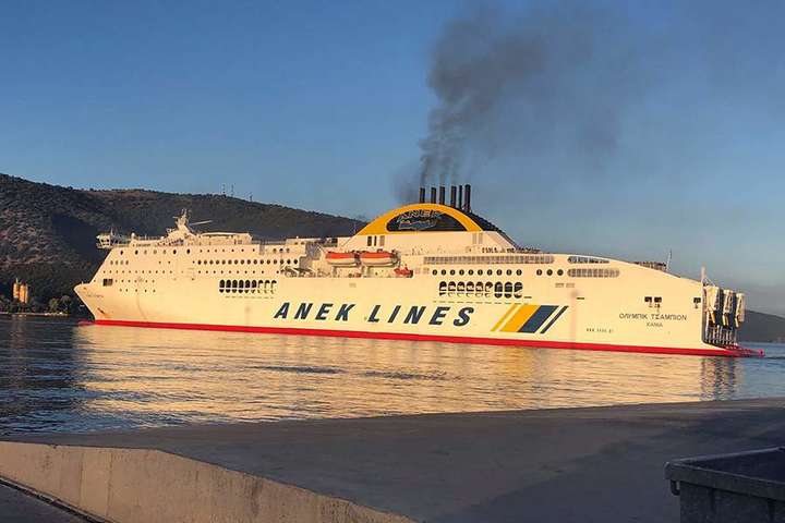 У Греції через пожежу на поромі евакуювали понад пів тисячі пасажирів