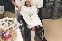 Порошенко порадовал Гонтареву футболкой с балериной, которой нога в гипсе (фото)