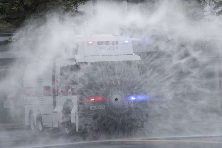 У Гонконгу проти демонстрантів застосували водомети та сльозогінний газ