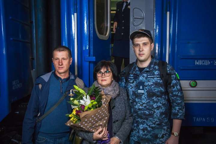 <p>Звільненого з російського полону моряка зустріли у Кременчуці</p> - У Кременчуці зустріли звільненого з російського полону моряка