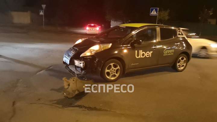 У Києві таксі протаранило моторолер