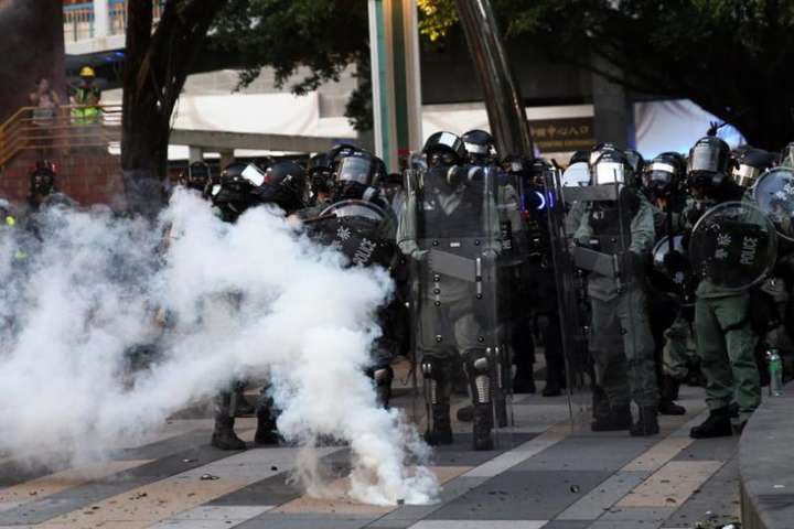 У Гонконзі поліція розігнала протестувальників сльозогінним газом
