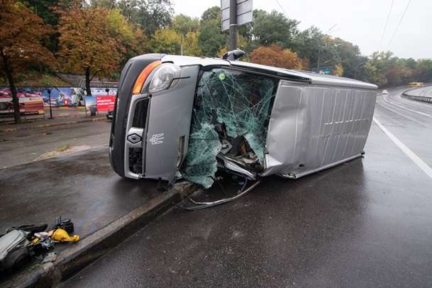 У Києві водій мікроавтобуса вилетів на тротуар і перекинувся