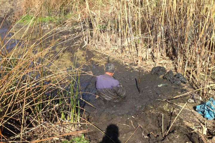 На Харківщині поліцейські врятували життя пенсіонеру, що ледь не втопився в болоті 