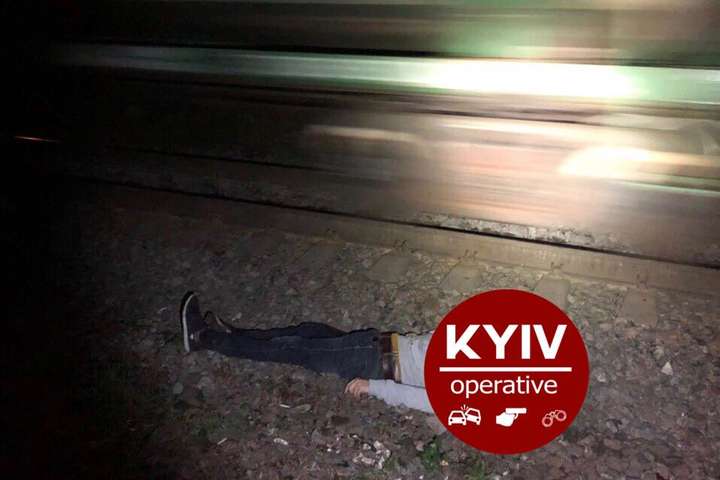 У Києві чоловік упав зі шляхопроводу на залізничні колії (фото)