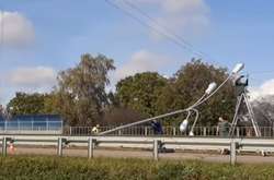 При падінні ліхтар зачепив дроти електроопори