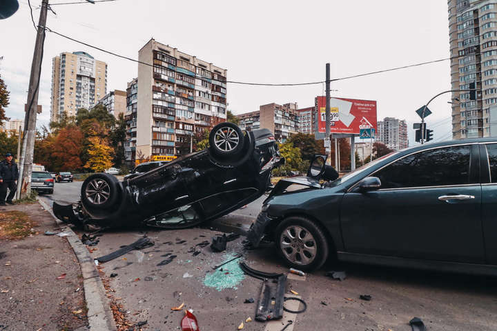 У Києві Hyundai зніс світлофор і перекинувся (фото, відео)