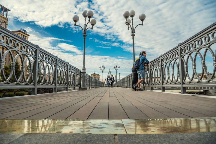 Завершився ремонт пішохідного мосту на Алеї Героїв Небесної сотні (фото)