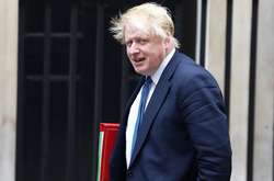 Журналістка Едвардс наприкінці 90-х — на початку 2000-х писала статті для журналу The Spectator, де Джонсон працював редактором