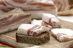 Житель Москви на смерть вдавився салом, коли їв його у темряві