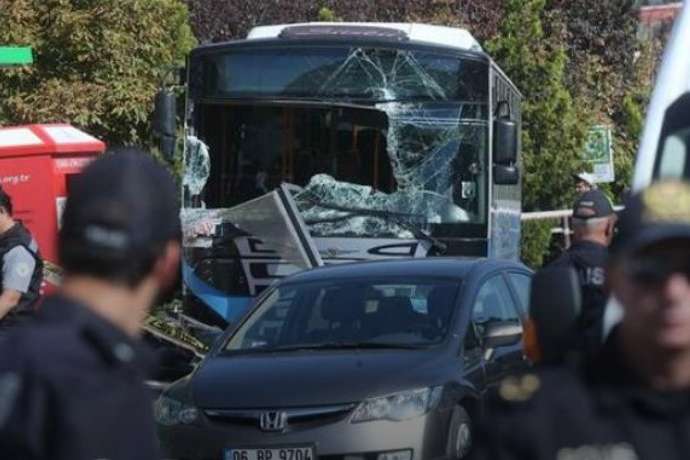 У столиці Туреччини автобус протаранив зупинку, троє людей загинули