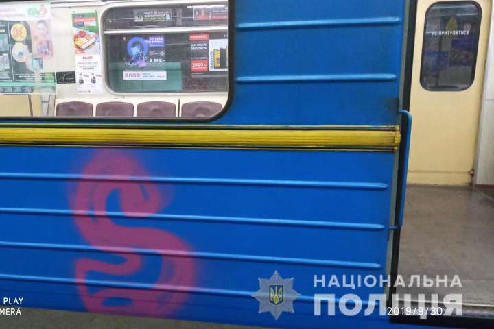 Поліція затримали француза, який розмальовував вагони харківського метро