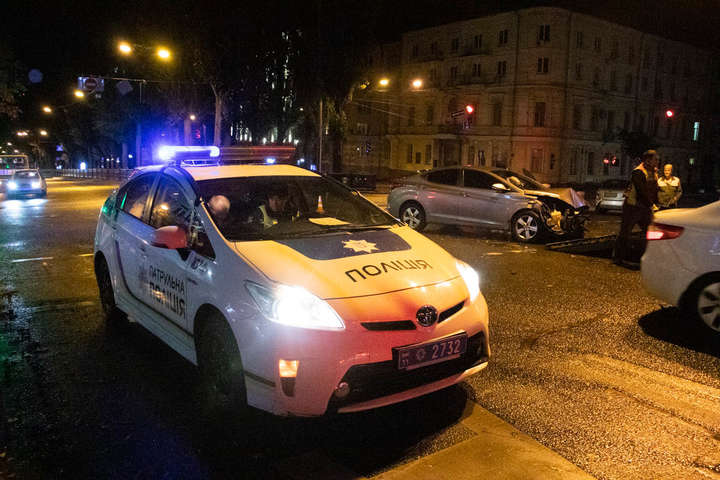 У центрі Києва зіткнулися лоб в лоб Hyundai і таксі (фото, відео)