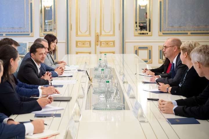 Зустріч Володимира Зеленського з представниками МВФ - Добре, що не послали: Місія МВФ полетіла, але обіцяла повернутися