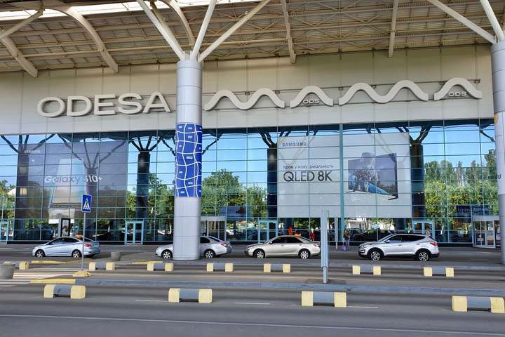 Аеропорт Одеси не приймає літаки через сильний вітер 