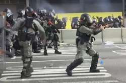 У Гонконзі поліція почала стріляти у демонстрантів бойовими патронами, одна людина загинула