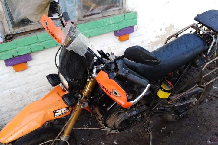 На Київщині поліція шукала викрадений мотоцикл, а знайшла ще й зброю та наркотики