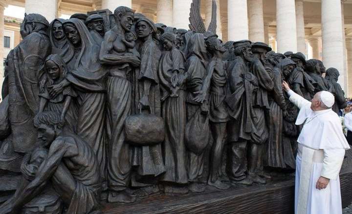 Папа Римский открыл памятник мигрантам в Ватикане