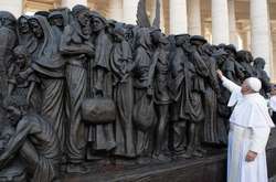 Папа Римский открыл памятник мигрантам в Ватикане