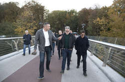 Брати Клички прогулялися з Томом Крузом пішохідно-велосипедним мостом