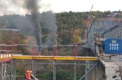  Наразі будівельники здійснюють монтаж огорожі та настилу на обхідному мосту