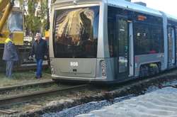 Трамвай зійшов з рейок