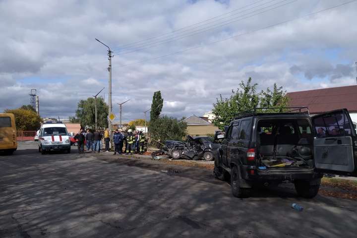 Смертельна ДТП на Київщині: рятувальники вирізали загиблих із авто (фото)