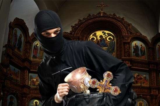 Ікони, хрест, ряса: із храму на Київщині злодій виніс два мішки добра