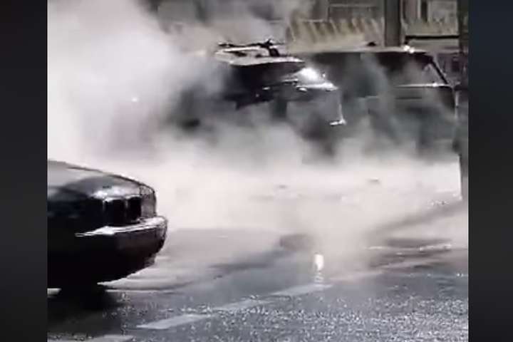 Вулицю в центрі Києва залило окропом (відео)